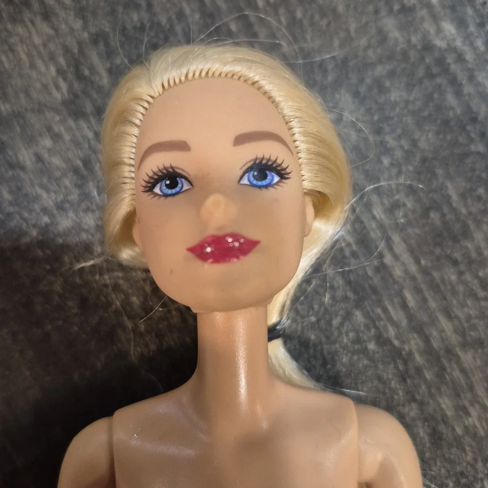 Mattel Barbie Fashionistas doll with a platinum‎ blonde ponytail & Articulated